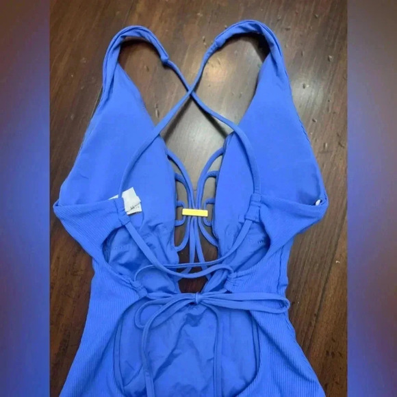 Becca Swimsuit Size Small 4 / 6 Periwinkle Blue Plunge Neck Gold Accent NWOT - Picture 5 of 13